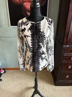 NWT WHBM Wisteria black/white blouse w/ sheer sleeves Sz XS A413